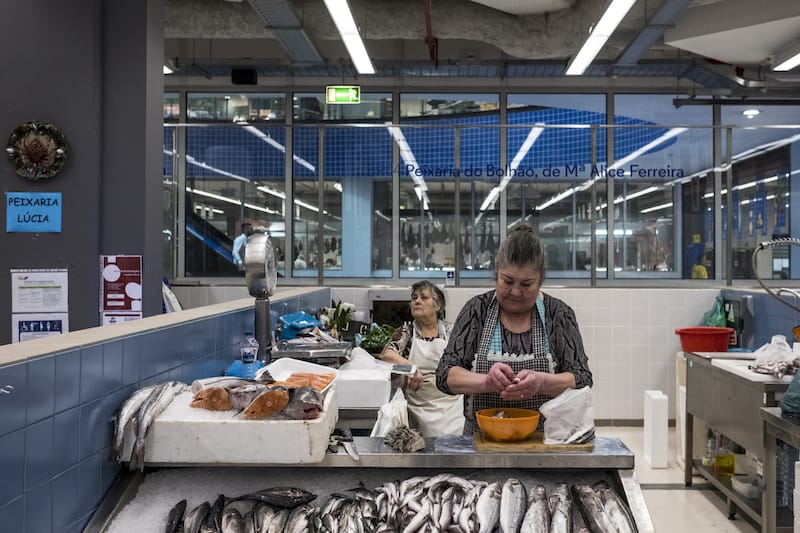 Preparing fish at Bolhão Market, photos by Daniel Rodrigues