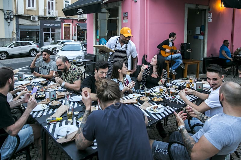 Owner Tony Fox hosting guests at Lisbon’s Fox Coffee, photo by Rodrigo Cabrita