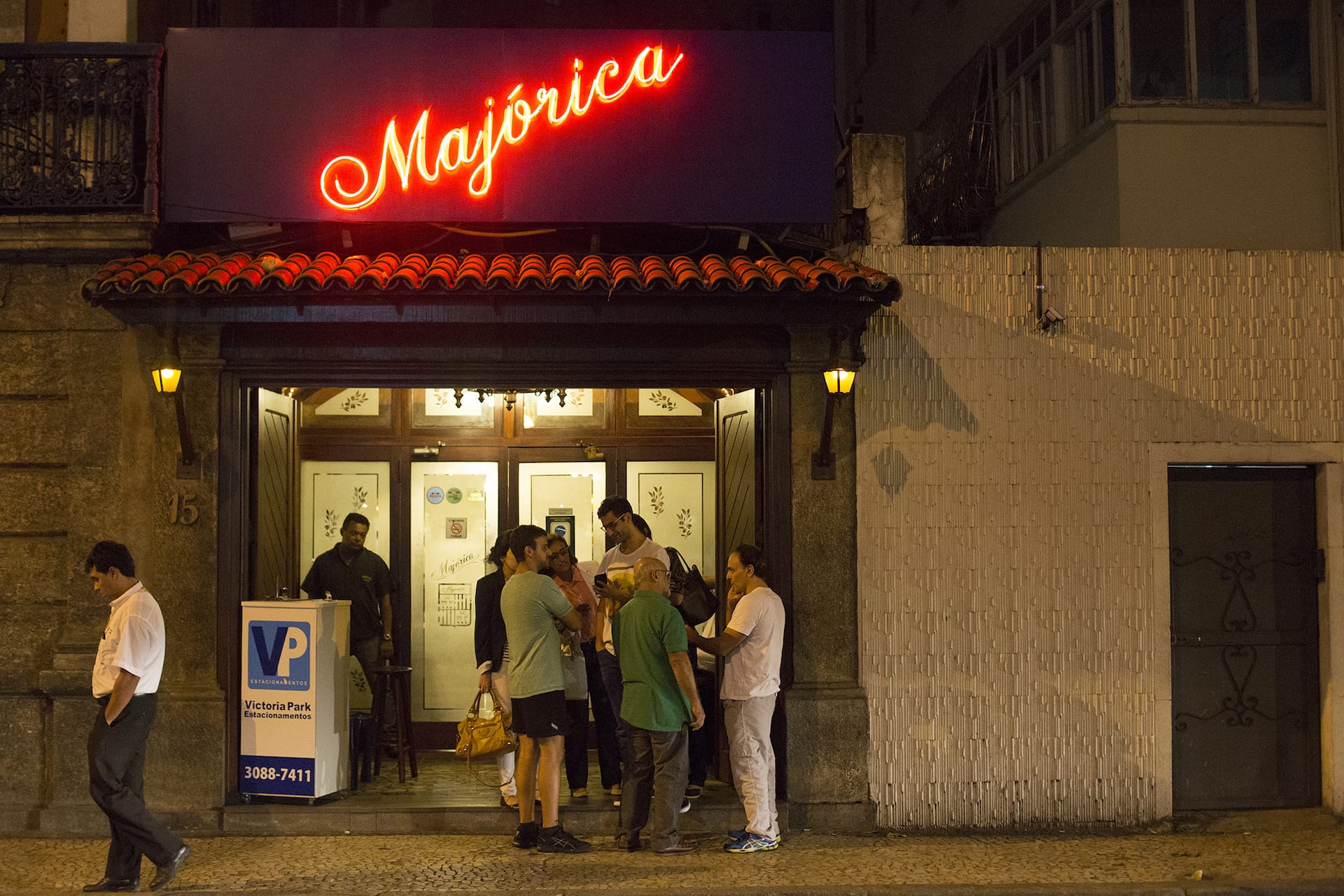 Majórica in neon light Rio