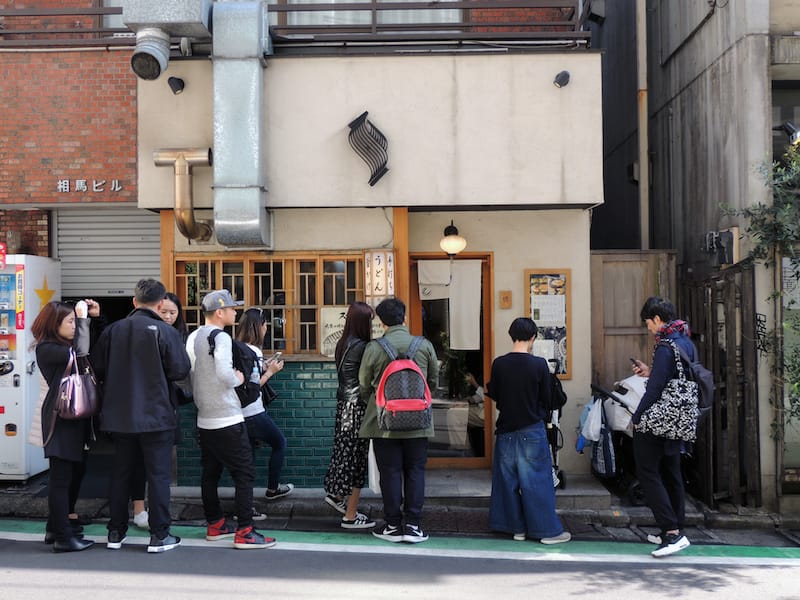 The custom of queueing for the latest food fad is deeply ingrained in a Tokyoite’s psyche. Photo by David Young.