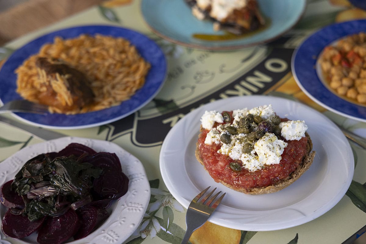 Sit down for a family-style Sunday meal, just like Athenians do