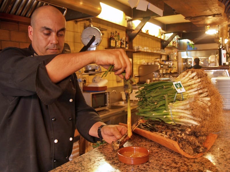 Calçots at Can Manel, photo by Paula Mourenza