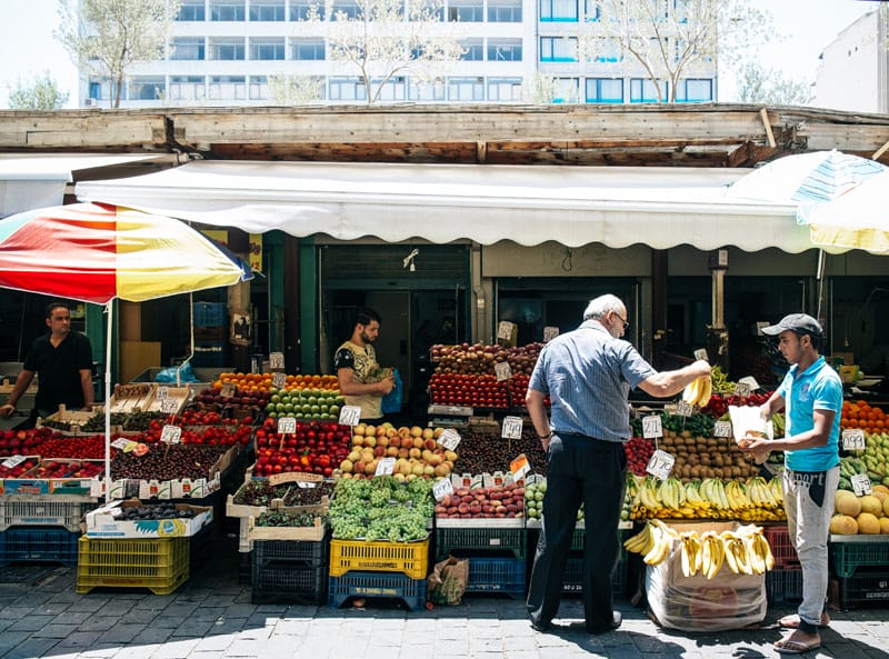 A fruit and vegetable seller on Armadiou, photo by Manteau Stam