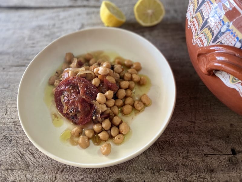 Clay-baked chickpeas, photo by Carolina Doriti