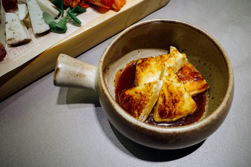 Grilled mastello cheese at Gargaretta, photo by Manteau Stam
