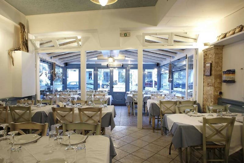 Mikres Kyklades's interior is warm and simple, photo by Mikres Kyklades