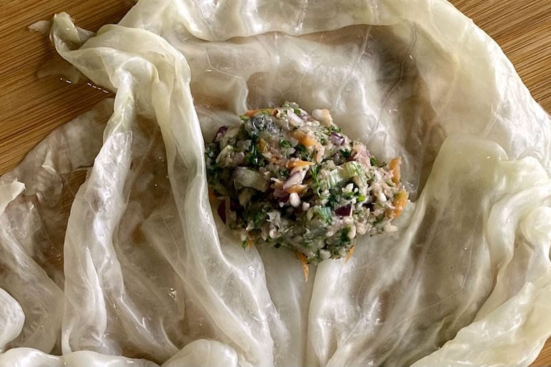 Placing the meat filling in a cabbage leaf, photo by Carolina Doriti