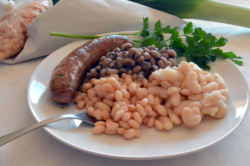 Butifarra and three kinds of beans, photo by Paula Mourenza