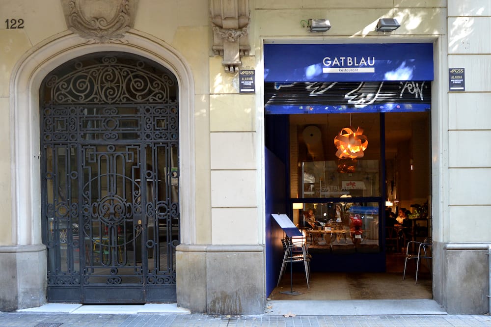 GatBlau is located very close to the intersection of Gran Via and Urgell – an area that combines residential and business life, photo by Paula Mourenza