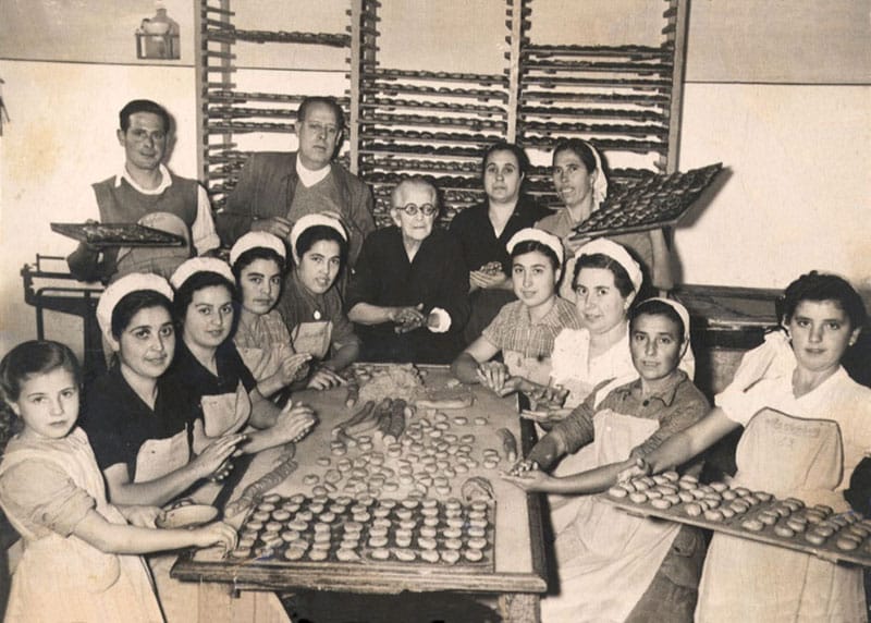 Historic photo of Estepa bakers with their mantecados, photo courtesy of IGP Mantecados de Estepa