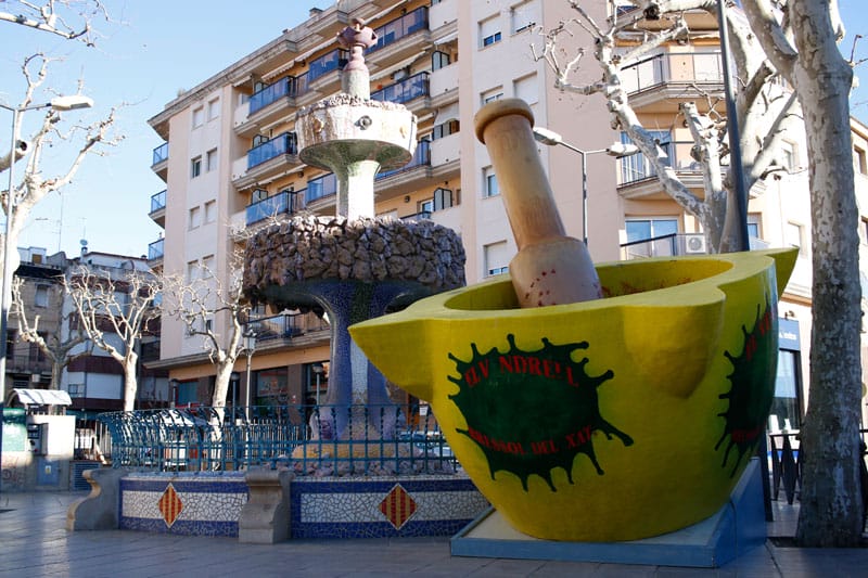 El Vendrell's monument to xató, photo by Sam Zucker