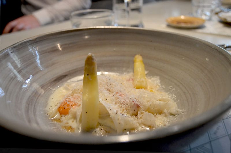 White asparagus at El Suculent, photo by Paula Mourenza