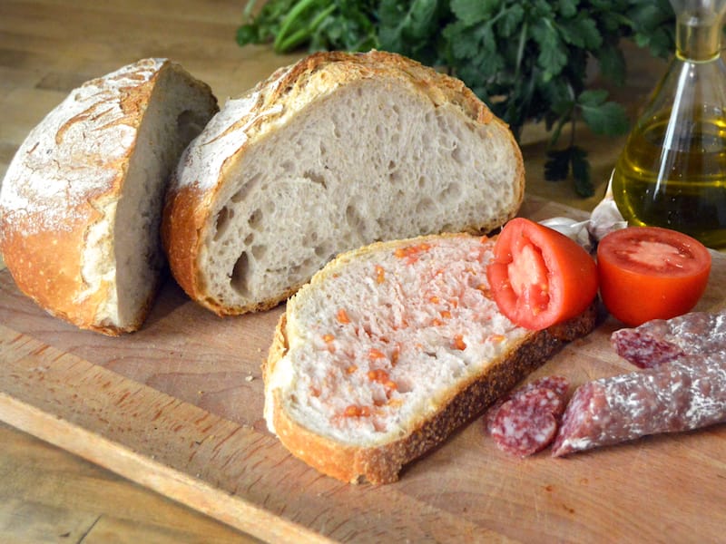 Pá de Pagés covered in the juice and seeds of a fresh tomato, photo by Paula Mourenza