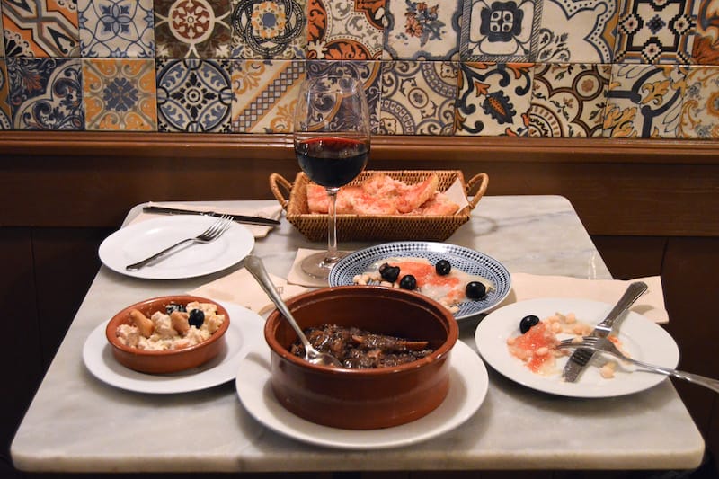 A meal at La Moderna, photo by Paula Mourenza historic bodega eixample