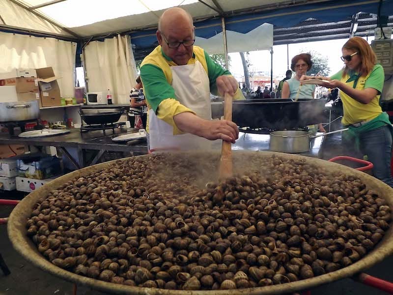 A man roasting snails at L’Aplec del Caragol, photo © Fecoll / Julià Escudé