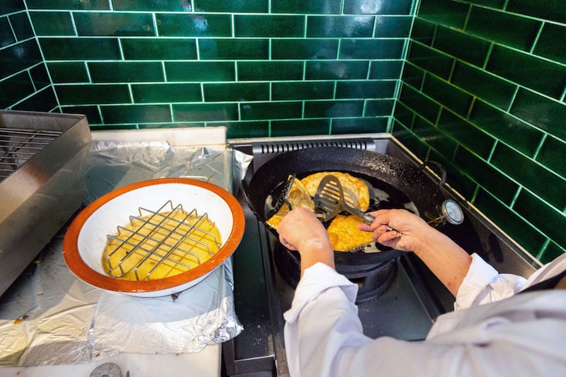 Frying çiğ börek at ÇiÇi Çiğ Börek in Istanbul, photo by Bradley Secker