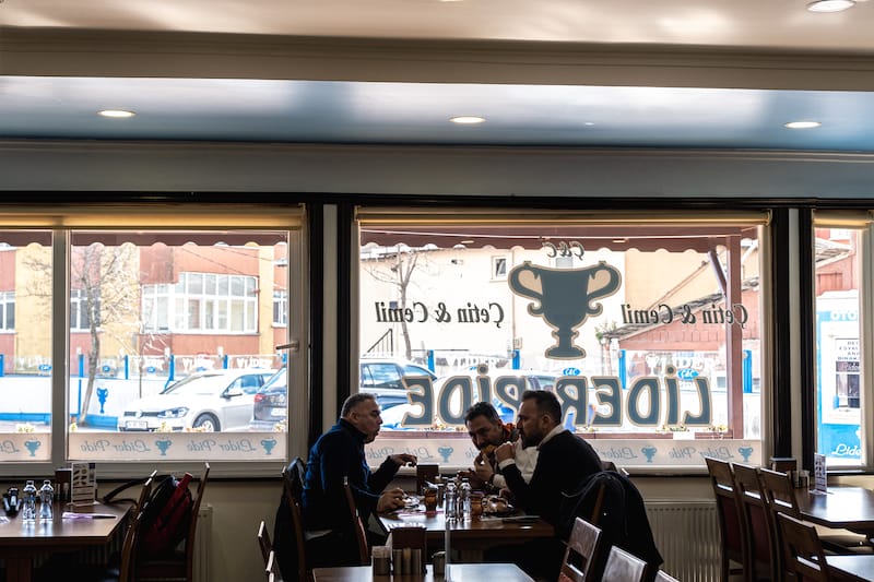 Customers enjoying a meal at Lider Pide, photo by Gökhan Çelem