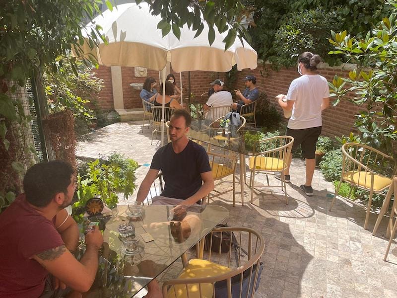 Limonita’s garden restaurant in Moda, photo by Lorenza Mussini