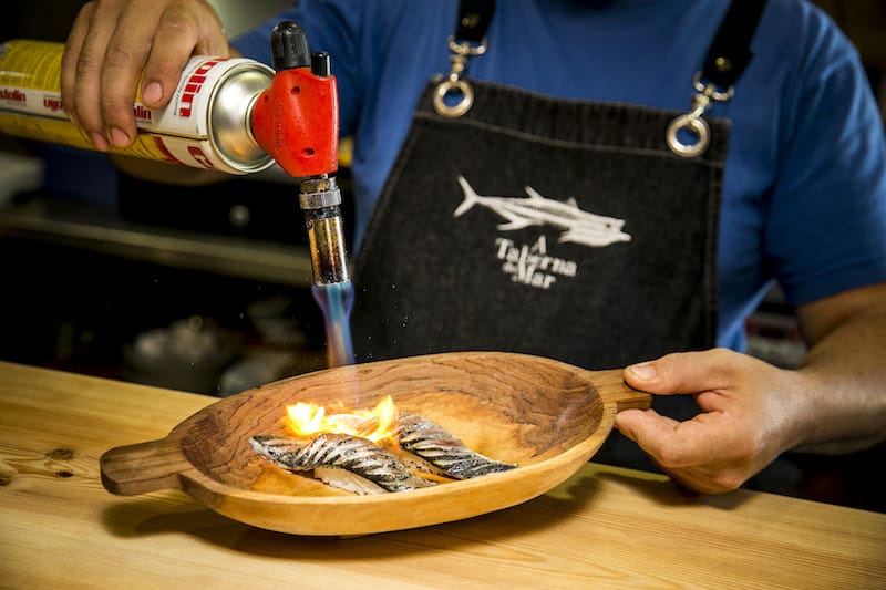 Chef Filipe Rodrigues torches his sardine nigiri, photo by Rodrigo Cabrita