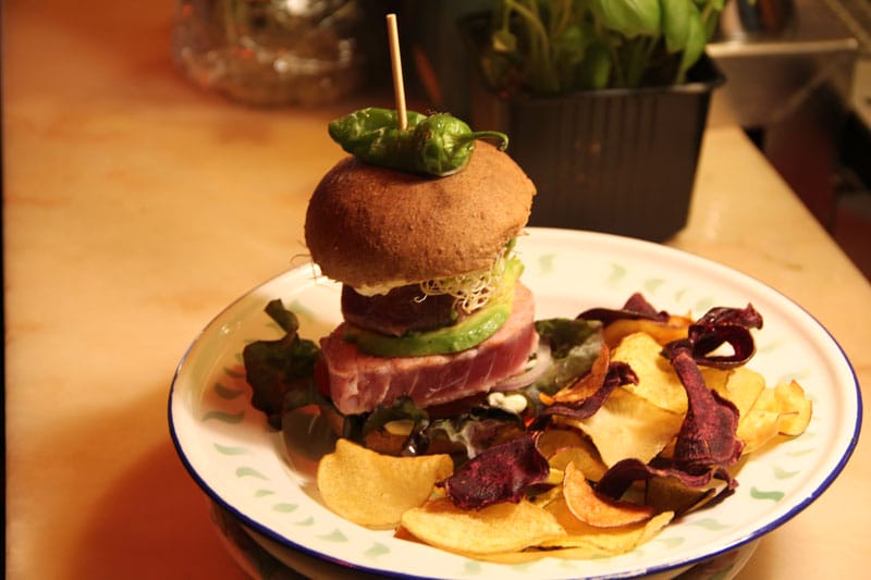 Estrela da Bica's tuna burger, photo by Francesca Savoldi