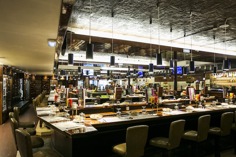 The multiple counters at Galeto are at various angles, designed to facilitate conversation, photo by Rodrigo Cabrita