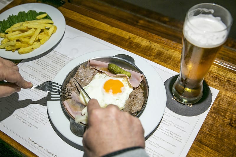 The bife à Galeto, the snack bar's specialty, photo by Rodrigo Cabrita