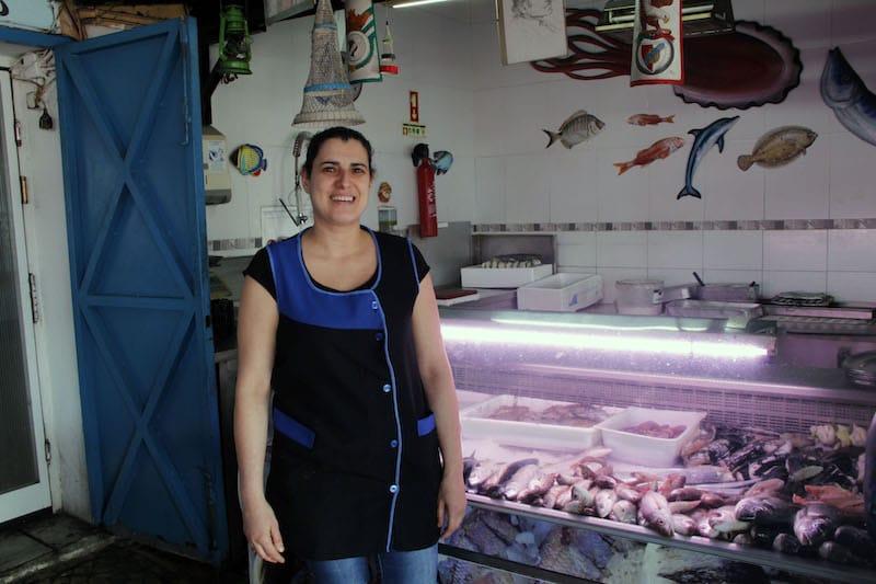 Raquel works in the kitchen of Restinguinha, photo by Francesca Savoldi