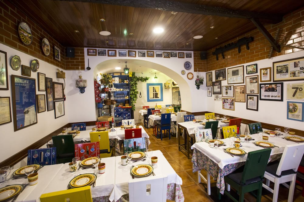 The dining room at Zé Varunca is decorated in the Alentejo tradition, photo by Rodrigo Cabrita