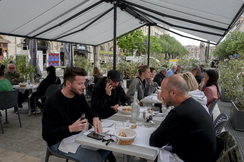 Dining on the terrace at Marseille brasserie Paule et Kopa, photo by Marion Péhée
