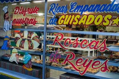 A bakery advertising its roscas de reyes, photo by Ben Herrera