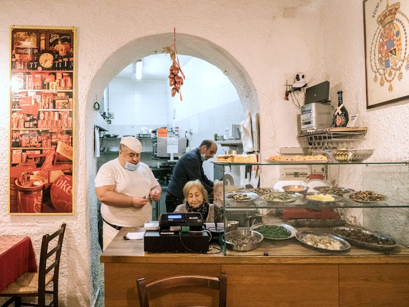 La Cantina Di Via Sapienza is home to two cozy rooms connected by an ancient arch in the center, photo by Gianni Cipriano and Sara Smarrazzo