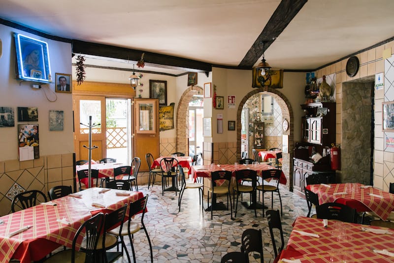 A view of the interior of Cantina del Gallo, photo by Gianni Cipriano and Sara Smarrazzo