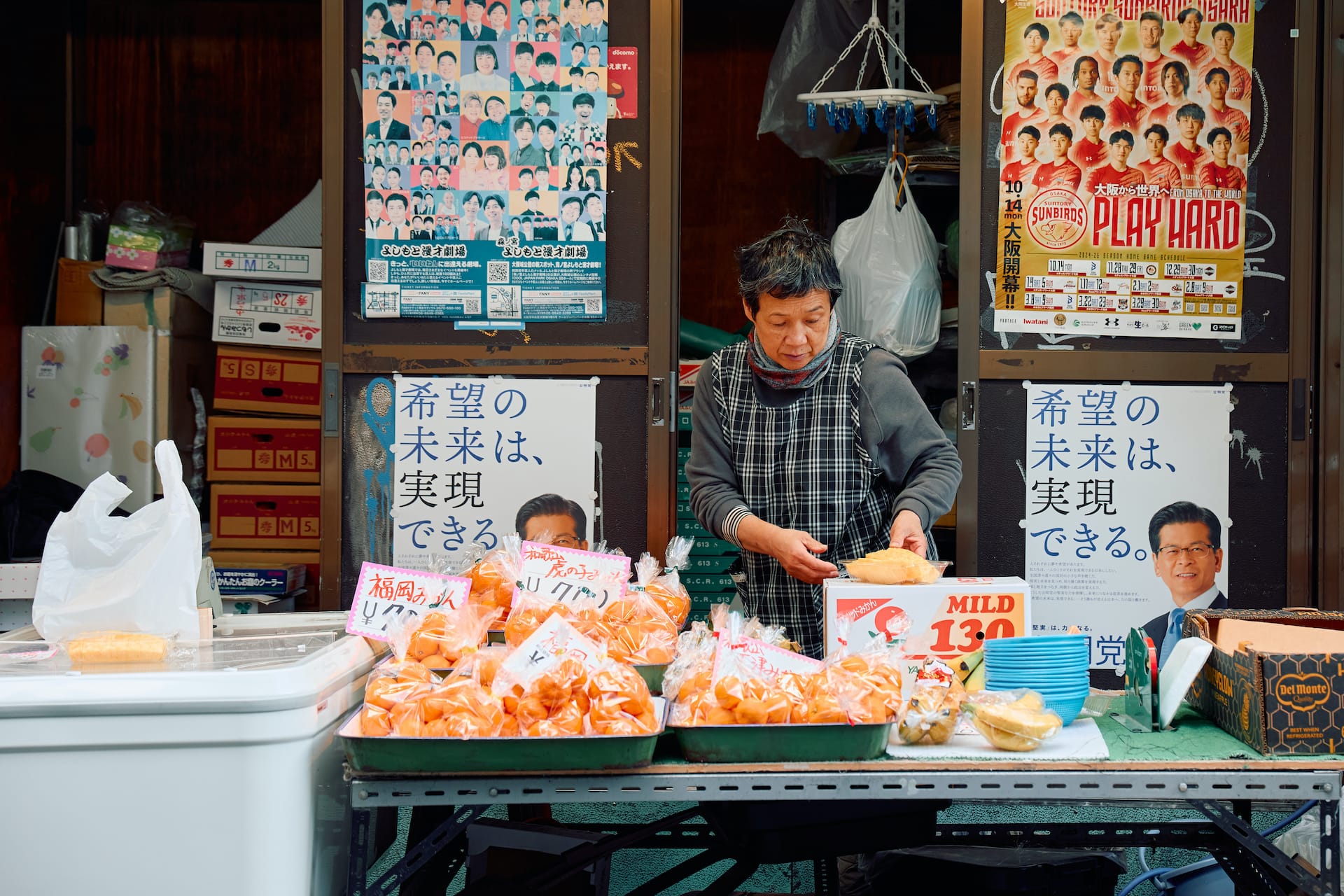 women selling mandarin oranges