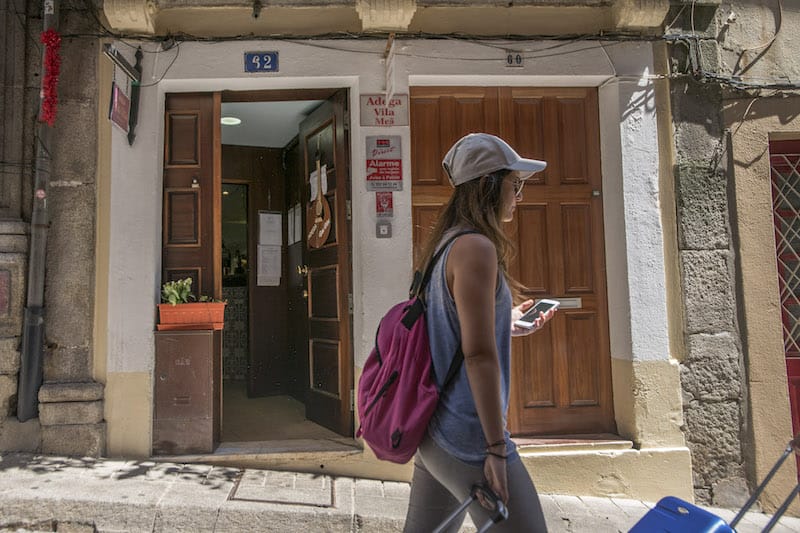 It's easy to miss the door of Adega Vila Meã, photo by Ricardo Castelo