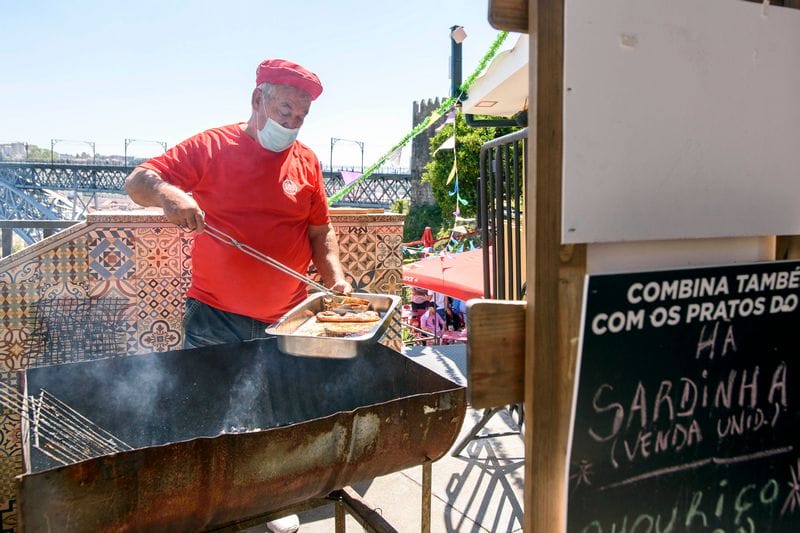 For the festival, hundreds of sardines – “the queen of the party” – are roasted and "we make sure it is in the middle of the tables, so that everyone can smell it,” Rui says, photo by Ricardo Castelo