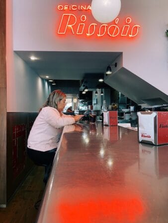 Hungry customers can pull up to the counter at Oficina dos Rissóis, photo by Rafael Tonon