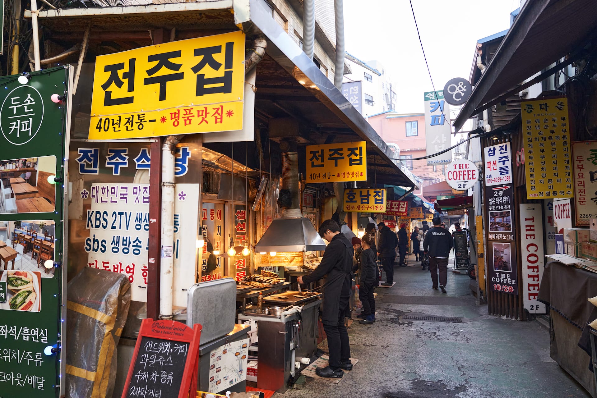 photo of man grilling food in Seoul