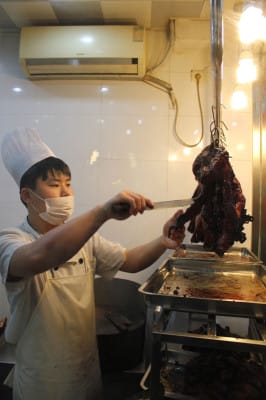 Carving the duck at A San Kao Ya, photo by UnTour Shanghai