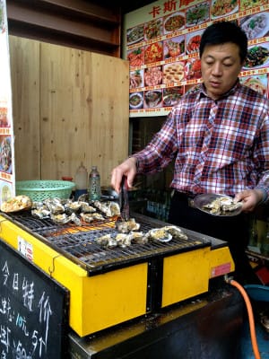 Oyster street vendor, photo by UnTour Shanghai