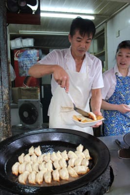 Mr. and Mrs. Huang of Yang Yang's Dumplings, photo by UnTour Shanghai