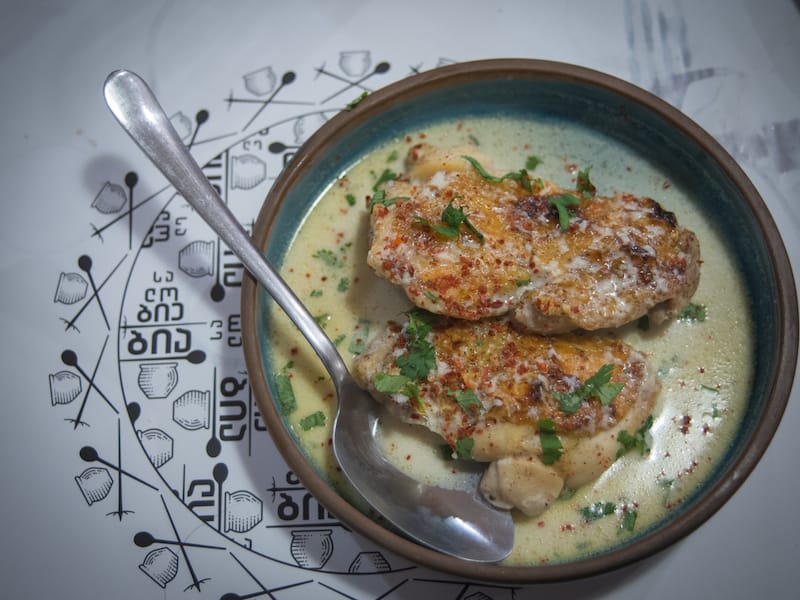 The shkmeruli (garlic chicken) at Salobie Bia, photo by Justyna Mielnikiewicz