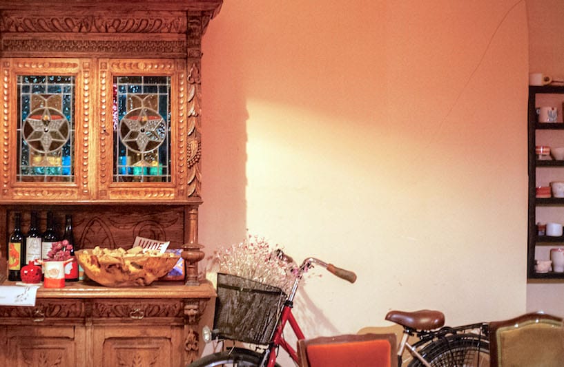 Much of the cozy interior is inherited from the studio, or brought from Estonia, photo by Irina Karabishidi