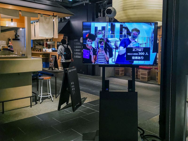 A monitor at the Toranomon Yokocho food court scans faces and informs visitors how many people are inside, photo by Phoebe Amoroso