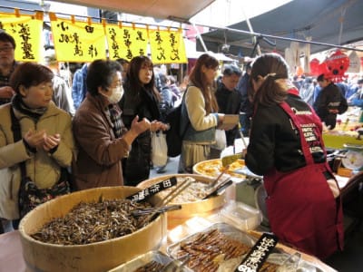 Shopping for osechi foods at Tsukiji market, photo by Fran Kuzui