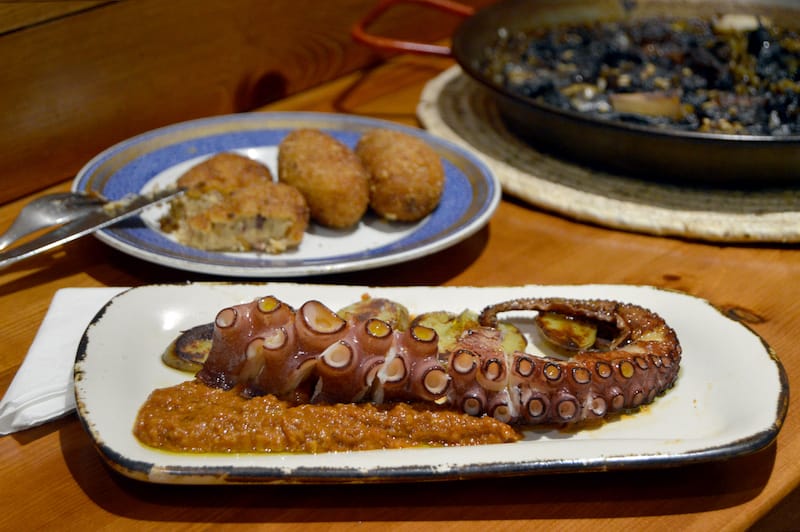 This octopus has been scared then grilled to perfect its carmelization, photos by Paula Mourenza Pollería Fontana, photos by Paula Mourenza